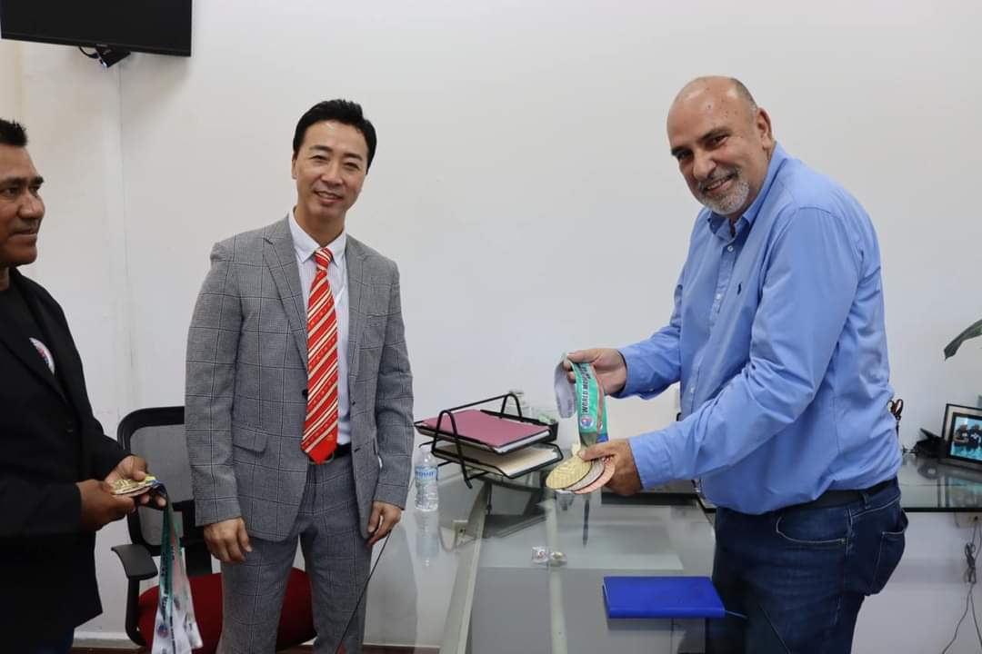 Francisco Menéndez Botanez, director del Indecam, recibió al Gran Maestro Yi Tong Ho y al profesor Darwin Chablé. Francisco Menéndez Botanez, director del Indecam, recibió al Gran Maestro Yi Tong Ho y al profesor Darwin Chablé.