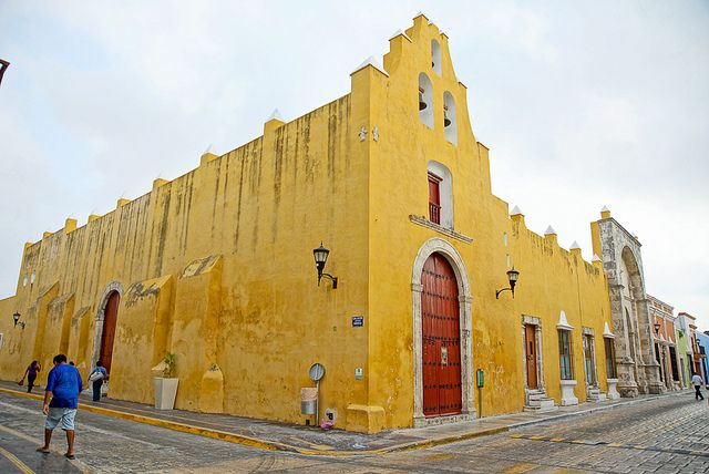 La Iglesia de San Roque, construida a mediados del siglo XVII, es conocida por su sobria arquitectura y valiosos retablos barrocos. La Iglesia de San Roque, construida a mediados del siglo XVII, es conocida por su sobria arquitectura y valiosos retablos barrocos.