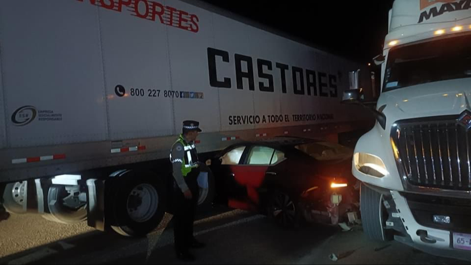 Los pasajeros del auto quedaron atrapados en el interior Los pasajeros del auto quedaron atrapados en el interior