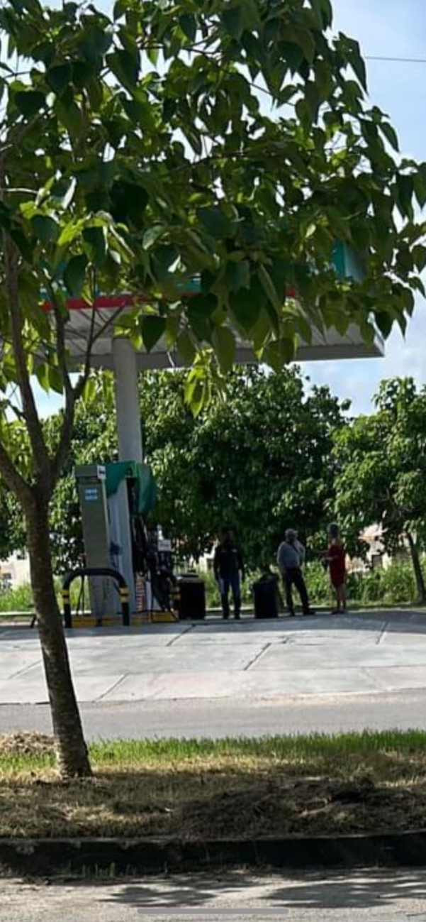 Personal de emergencias resguarda a los empleados de la gasolinera Personal de emergencias resguarda a los empleados de la gasolinera