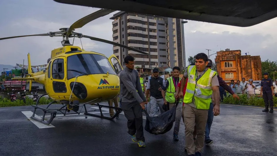 Accidente de helicóptero en Nepal deja al menos 5 personas muertas Accidente de helicóptero en Nepal deja al menos 5 personas muertas