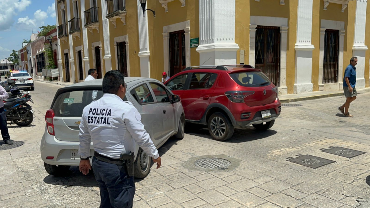 El auto de los turistas fue impactado por otro vehículo que transitaba a exceso de velocidad. El auto de los turistas fue impactado por otro vehículo que transitaba a exceso de velocidad.