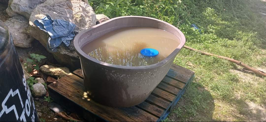  Vecinos de Calakmul denuncian que el agua potable sale con lodo; exigen solución