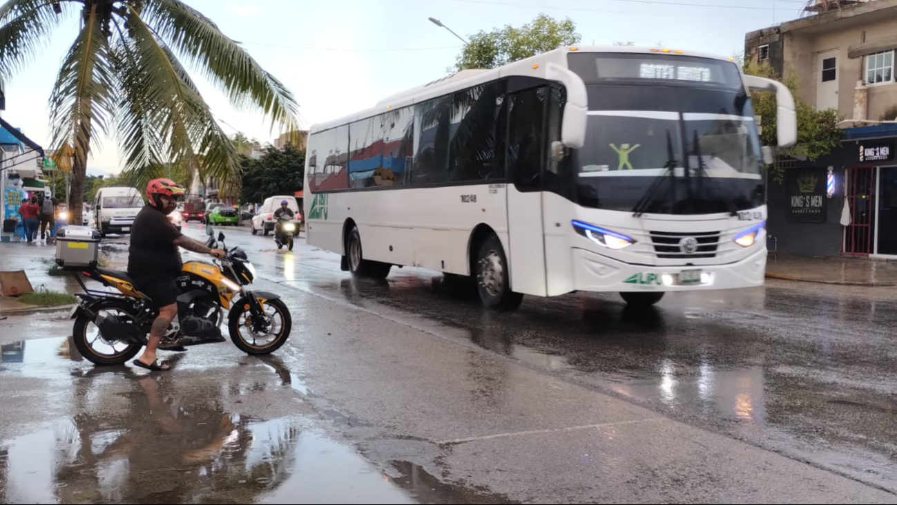 Las vialidades también resultaron perjudicadas en Playa del Carmen Las vialidades también resultaron perjudicadas en Playa del Carmen