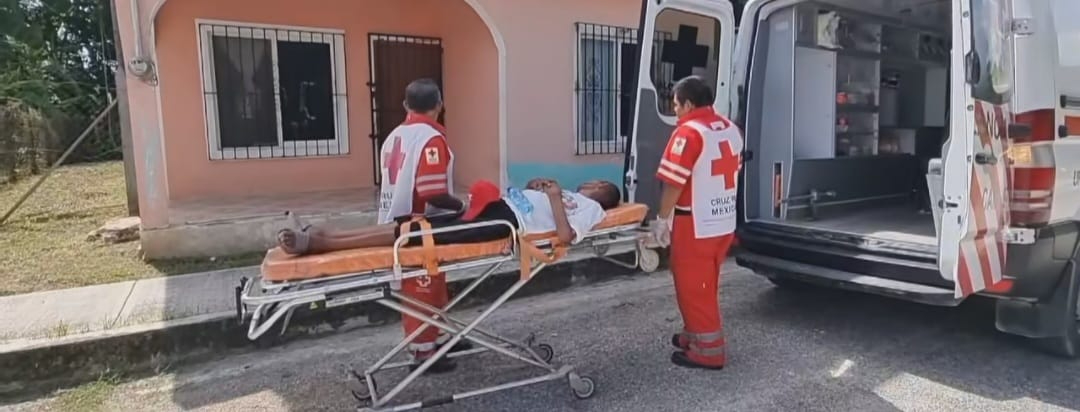 Los paramédicos dejaron a Raúl en la puerta de la vivienda, donde los vecinos lo cuidaron. Los paramédicos dejaron a Raúl en la puerta de la vivienda, donde los vecinos lo cuidaron.