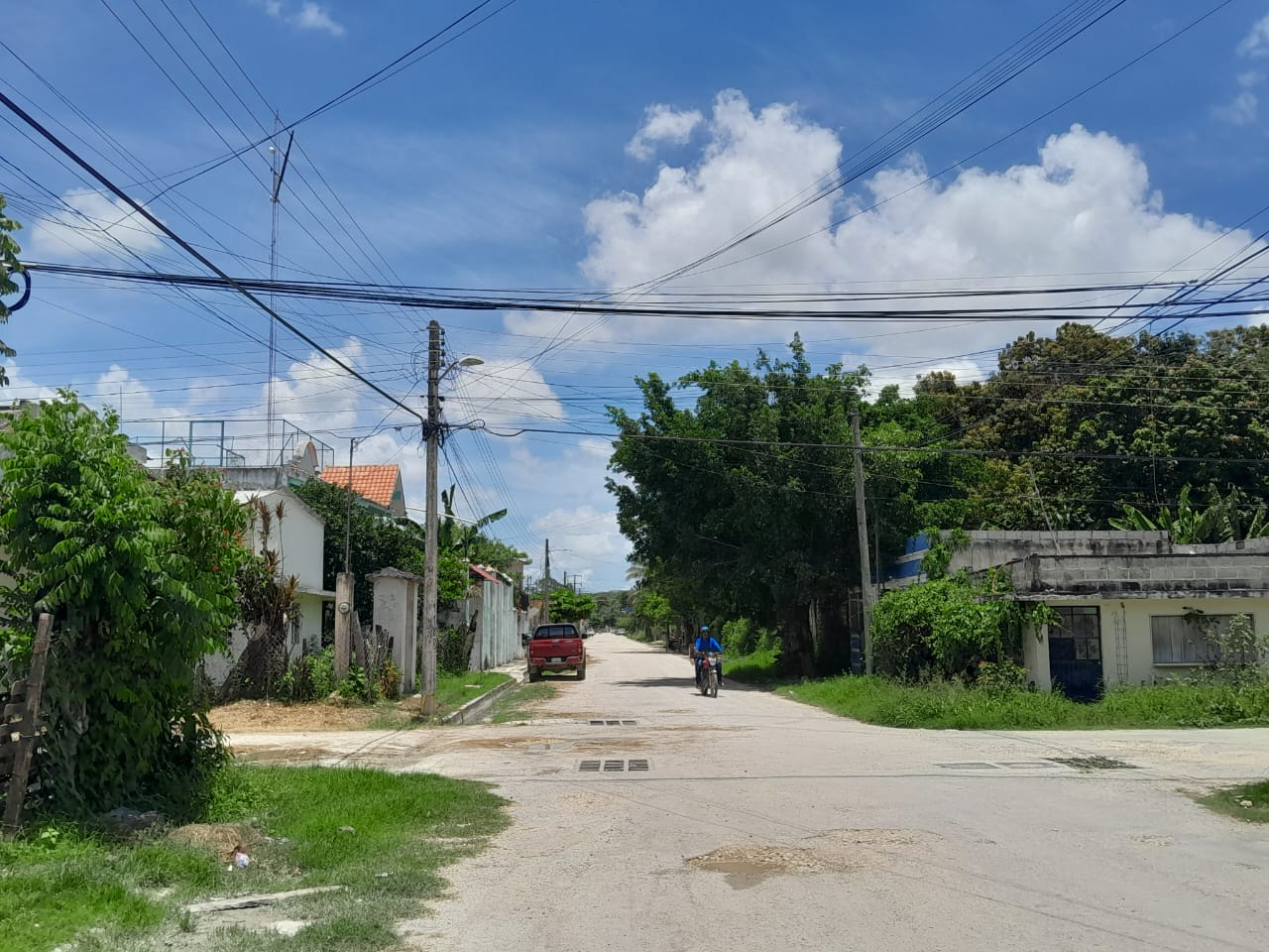 Los vecinos temen que sus alimentos se echen a perder y soportar el calor y los mosquitos sin electricidad. Los vecinos temen que sus alimentos se echen a perder y soportar el calor y los mosquitos sin electricidad.