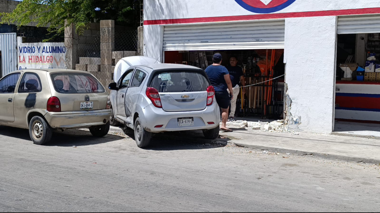 Auto se impacta contra barda en Campeche al esquivar bache a exceso de velocidad