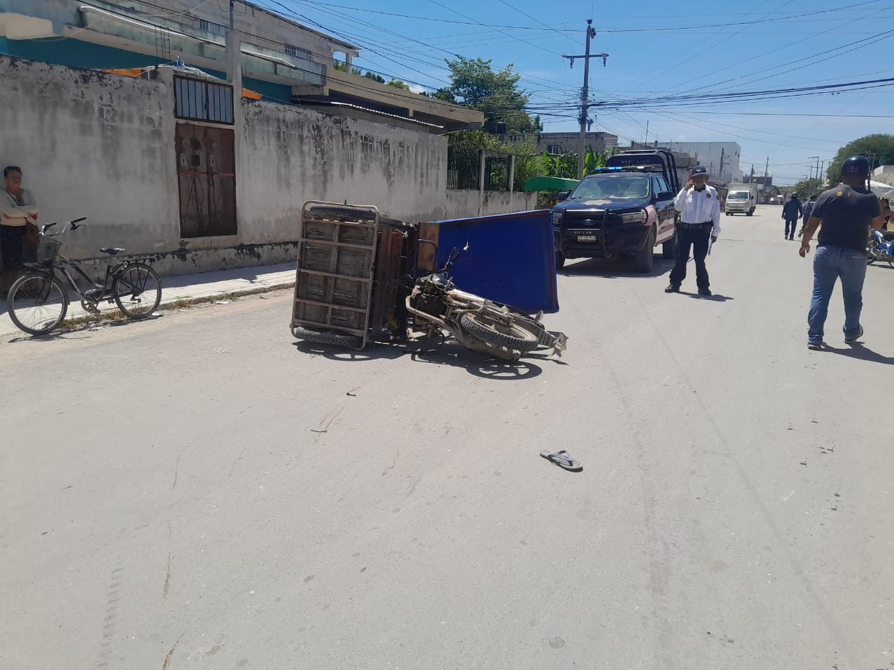 Vuelca mototaxi en Escárcega; una niña se atravesó sin precaución 