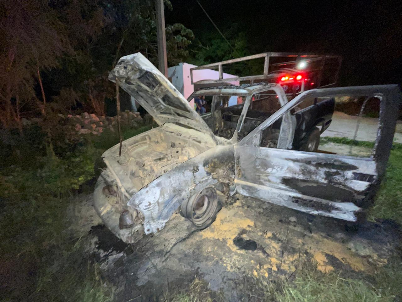 Corto circuito deja camioneta en cenizas en Hopelchén 