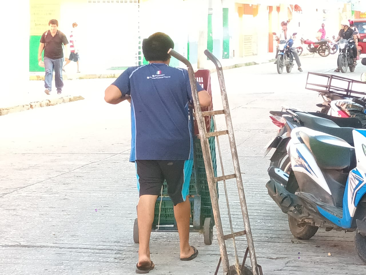 Algunos niños buscan cómo contribuir en el sustento familiar