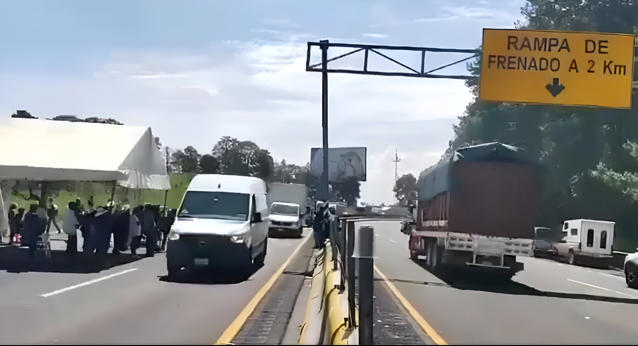 Ejidatarios de Santa Rita Tlahuapan abren carril en autopista México-Puebla tras dos días de bloqueo