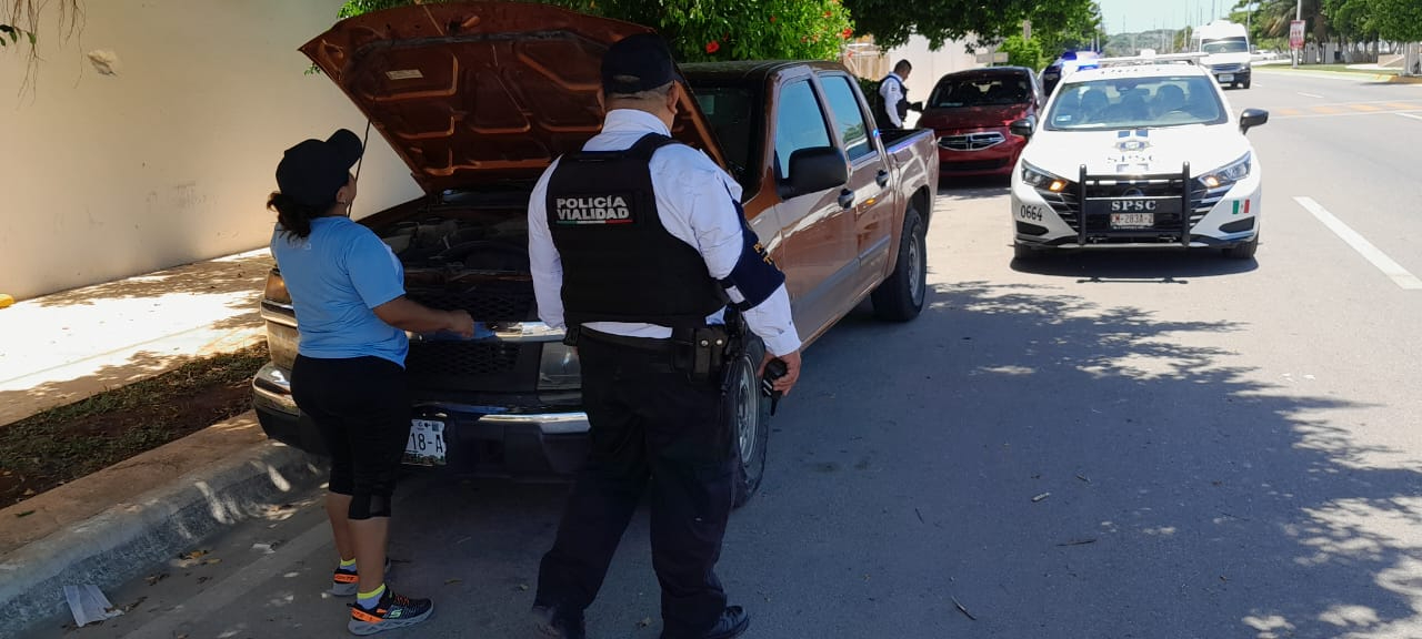 Vandalizan camioneta estacionada en el Malecón de Campeche 