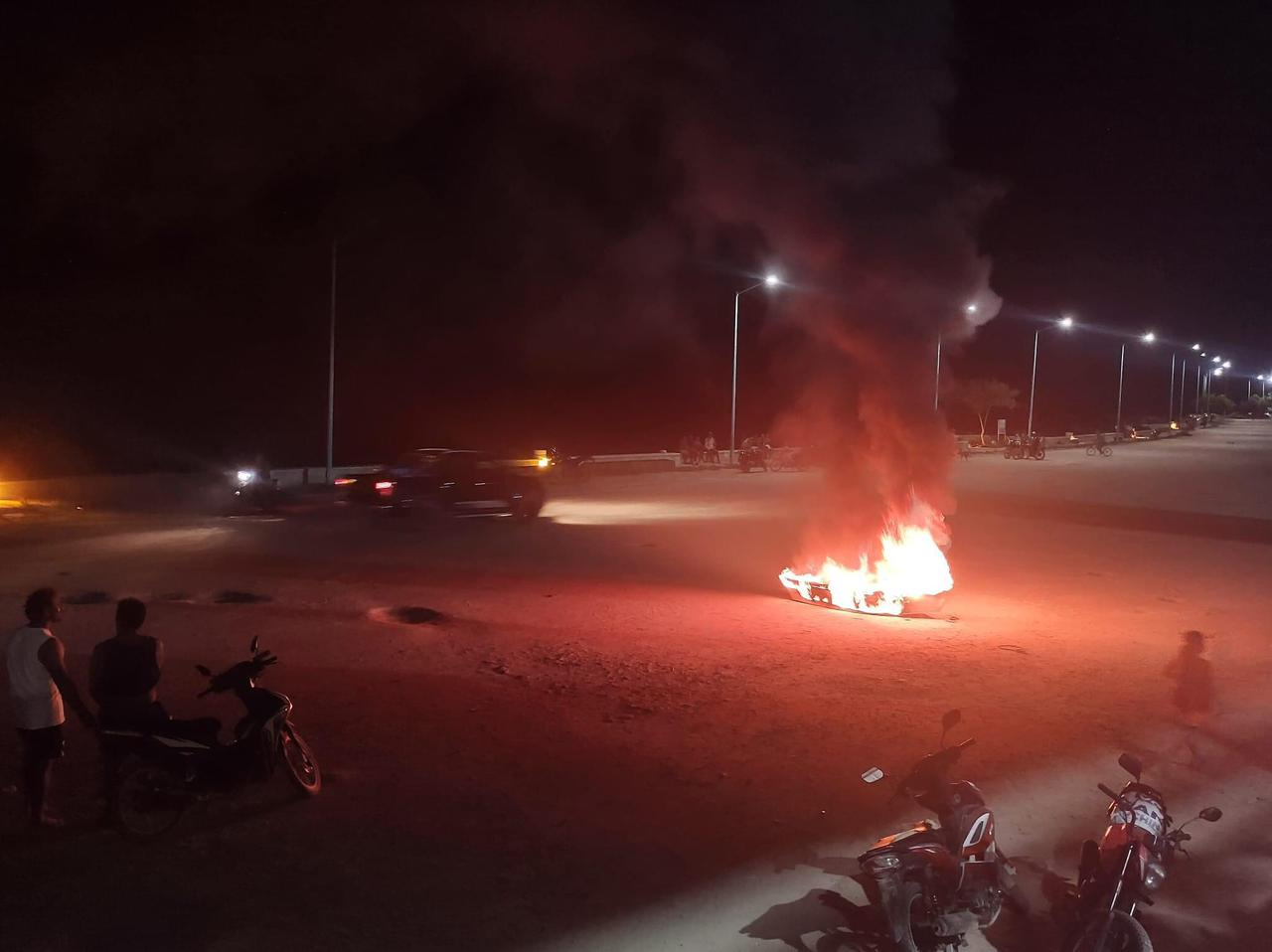 Autoridades de  Campeche se tiran la bolita por quema de lancha en Isla Arena 