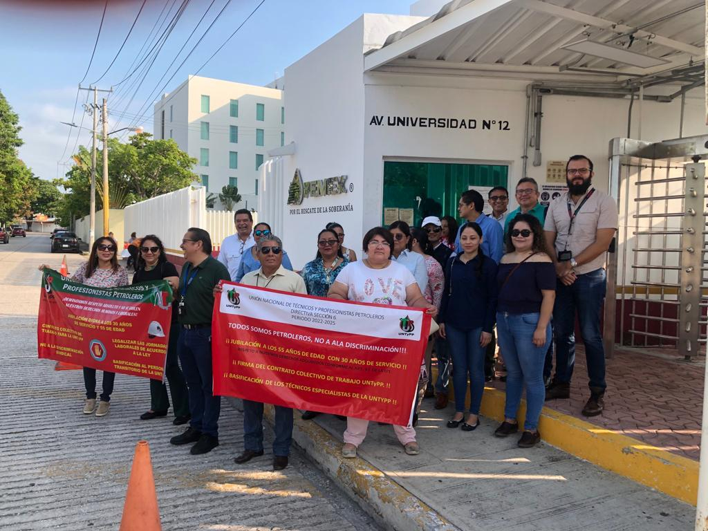 Se manifiestan en Pemex en Ciudad del Carmen por irregularidades por parte del Director General   