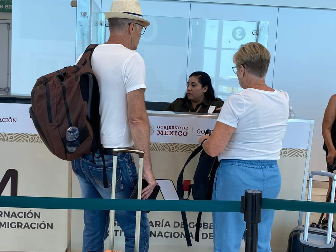 Las personas al no poder demostrar su legal procedencia fueron trasladados a oficinas de migración