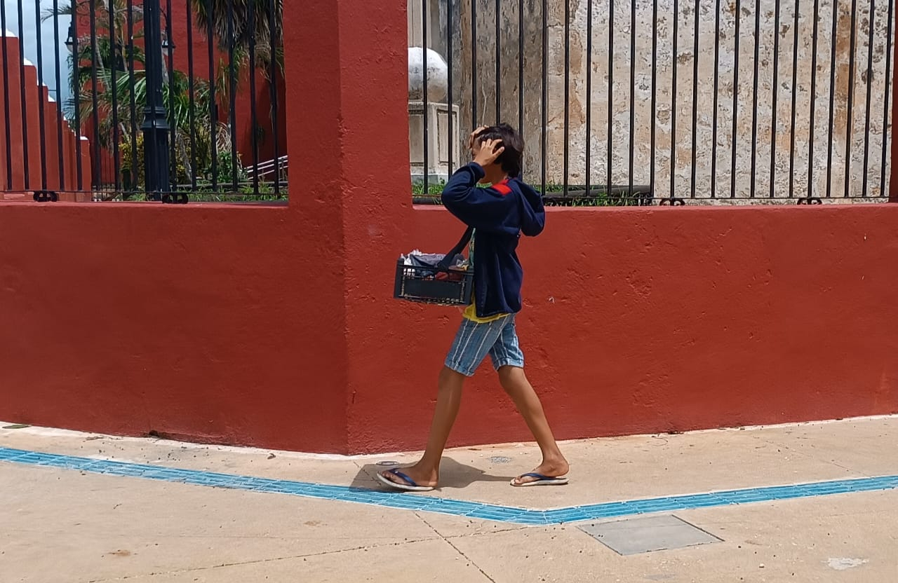 n Acanceh, pequeños ofertan frutas en el mercado municipal.