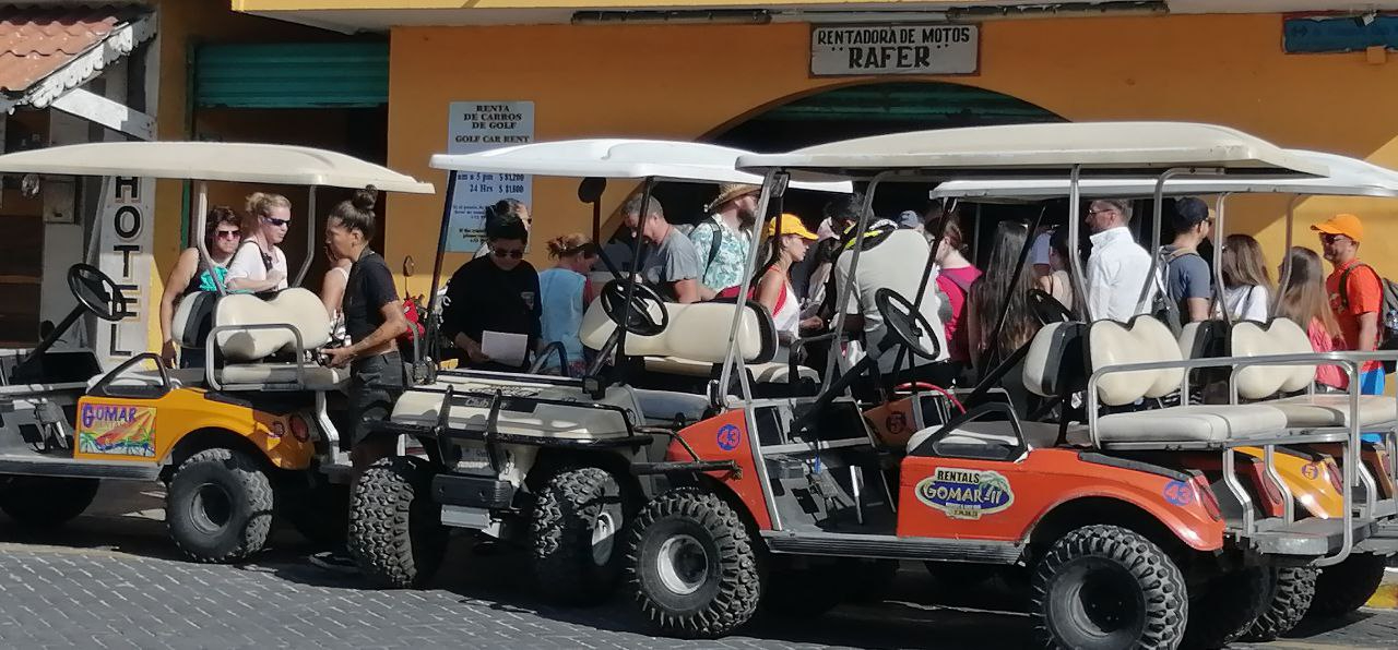 Menores que conducen carros de golf, problema común en Isla Mujeres