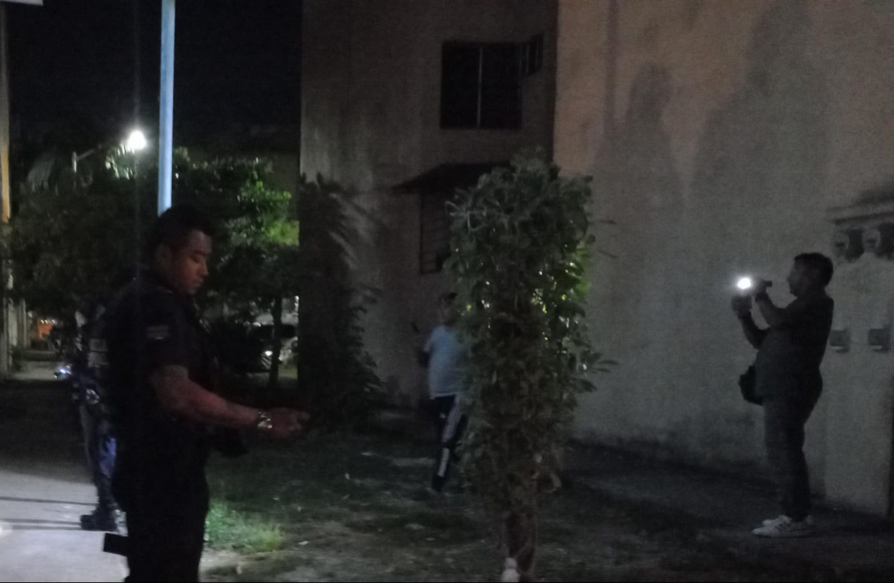 Policías analizan la zona en Cancún