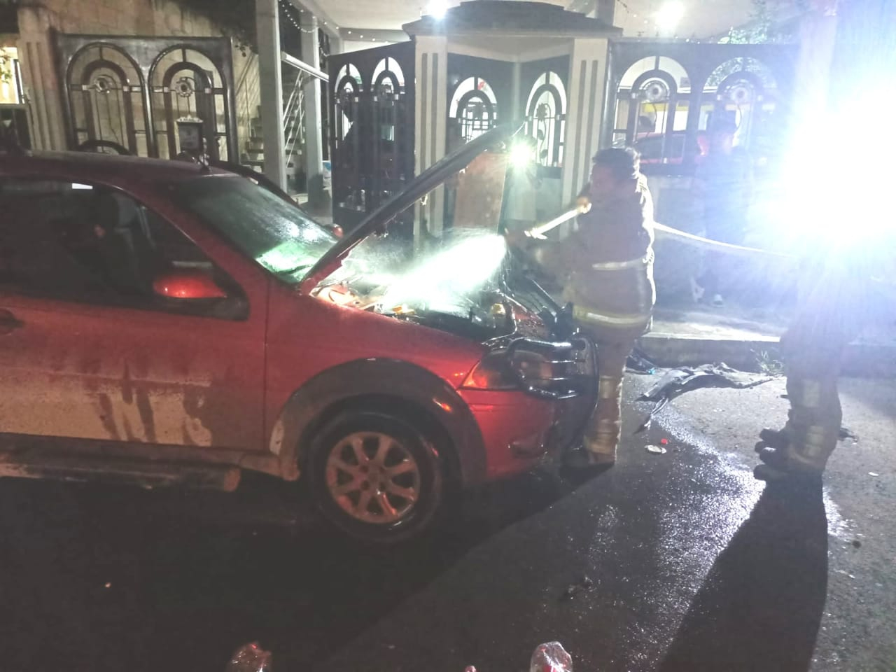 Se incendia camioneta en Escárcega debido a un cortocircuito