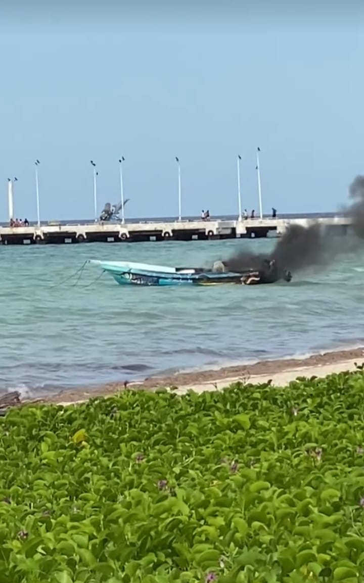 Una de las lanchas fue incendiada