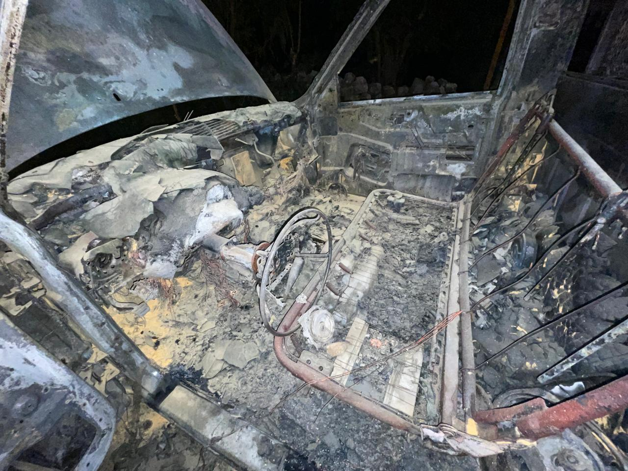 Vecinos avisaron a la familia que la camioneta se estaba incendiando