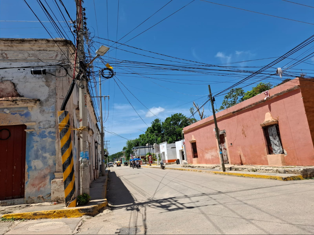 Vecinos informaron que el teatro, sede de eventos tradicionales y culturales, está cerrado debido a la falta de pago del consumo de un año.