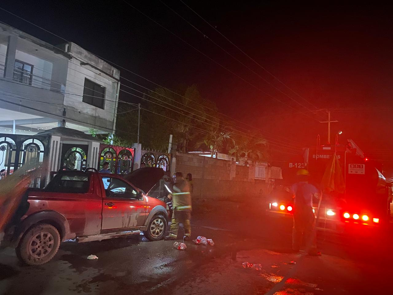 Vecinos pidieron ayuda y los bomberos y Protección Civil Municipal controlaron el fuego rápidamente. Vecinos pidieron ayuda y los bomberos y Protección Civil Municipal controlaron el fuego rápidamente.