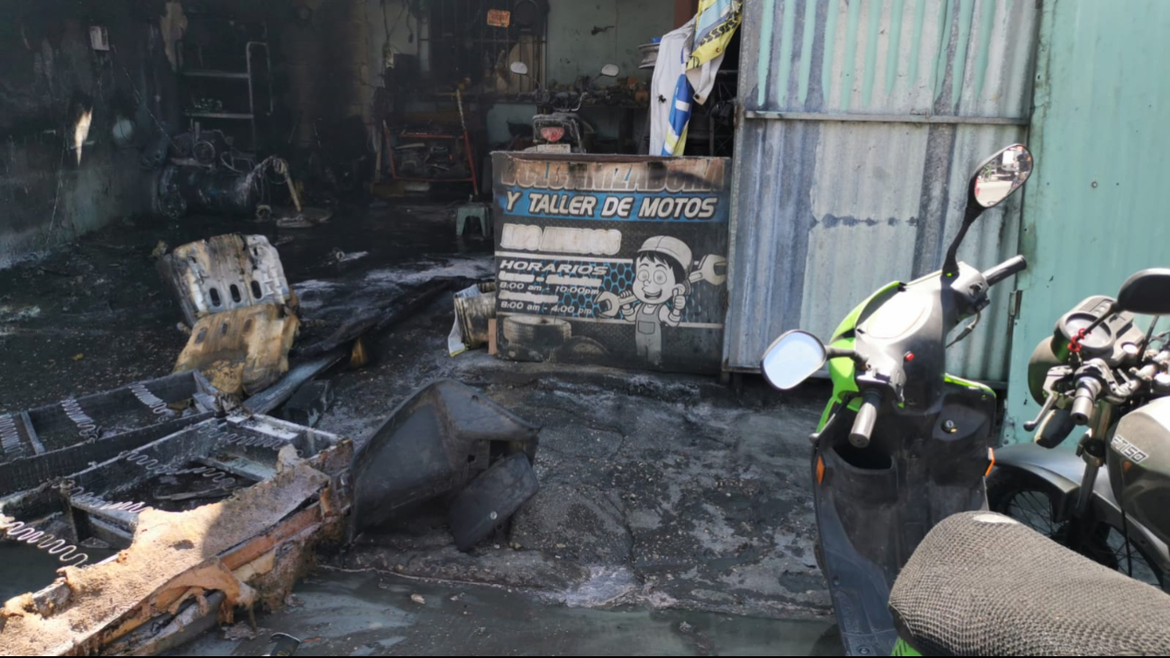 Al parecer motociclistas rociaron gasolina Al parecer motociclistas rociaron gasolina