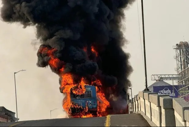 Captan aparatoso incendio de autobús de pasajeros en Veracruz