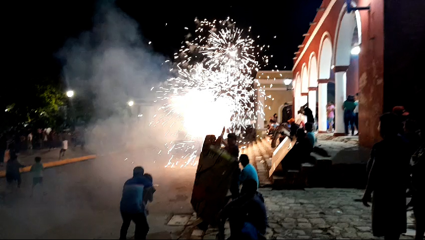 Esta tradición se realizaba después de cada misa, con toritos hechos de papel periódico y costales de sosquil. Esta tradición se realizaba después de cada misa, con toritos hechos de papel periódico y costales de sosquil.