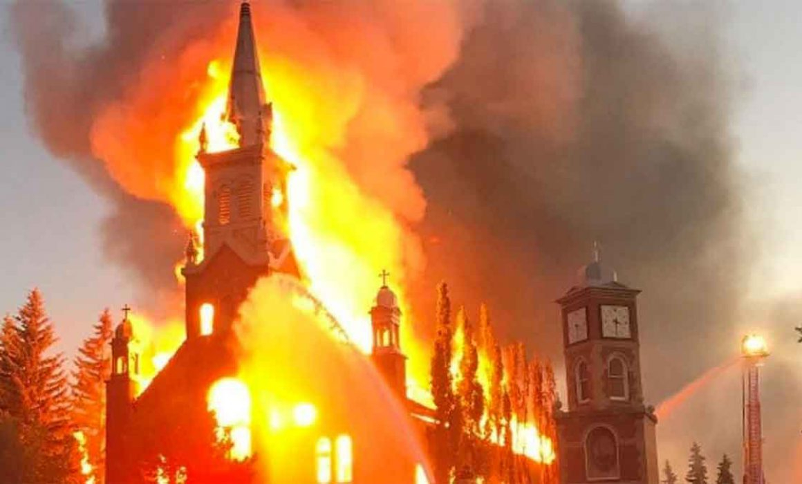 Prenden fuego a iglesia evangélica en Oaxaca por negarse a pagar cooperación para fiesta patronal 