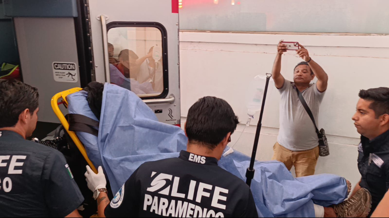 Hasta el cierre de esta edición, ambos hombres heridos continuaban recibiendo atención médica en el Hospital General. Hasta el cierre de esta edición, ambos hombres heridos continuaban recibiendo atención médica en el Hospital General.