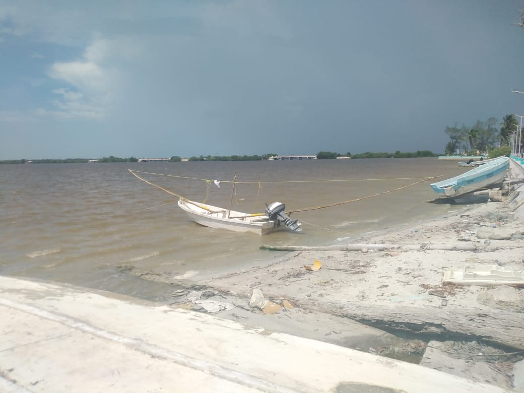 La lancha quedó dando vueltas y el motor golpeó al pescador, quien fue llevado al hospital. La lancha quedó dando vueltas y el motor golpeó al pescador, quien fue llevado al hospital.