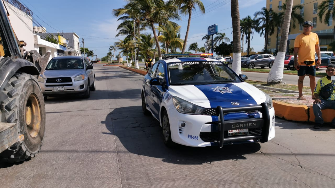 La mujer quedó inconsciente y fue atendida por Protección Civil, mientras que su hijo resultó ileso. La mujer quedó inconsciente y fue atendida por Protección Civil, mientras que su hijo resultó ileso.
