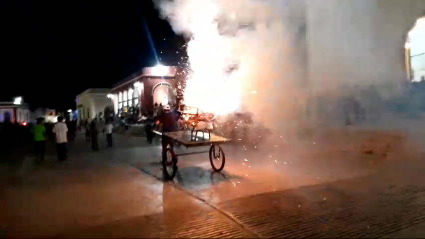 La quema de toritos petates en carretas era una tradición del novenario, practicada por el gremio de los carretilleros.