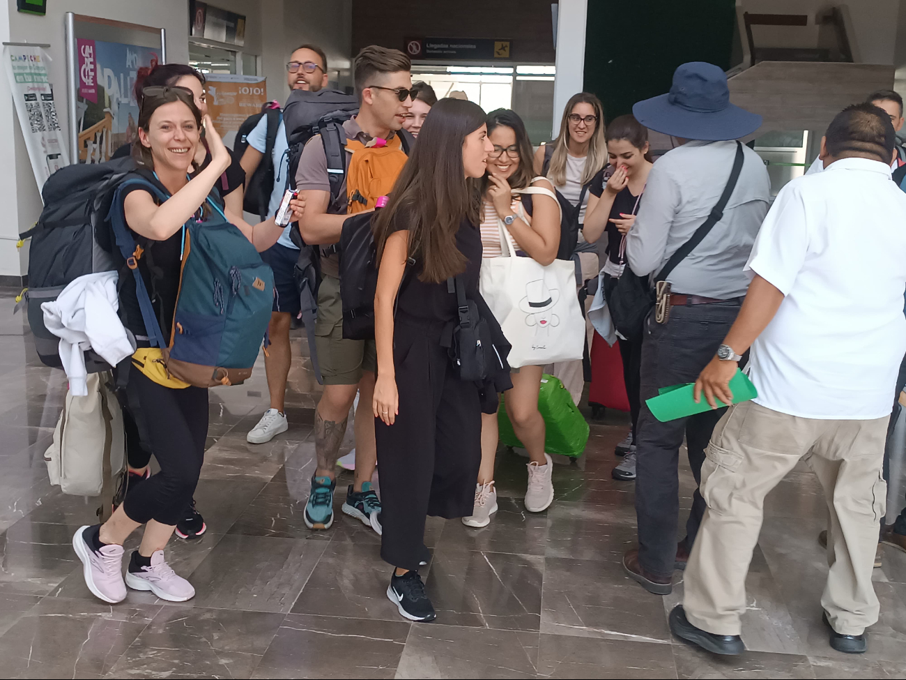 Los turistas buscaron refrescarse al salir del aeropuerto. Los turistas buscaron refrescarse al salir del aeropuerto.