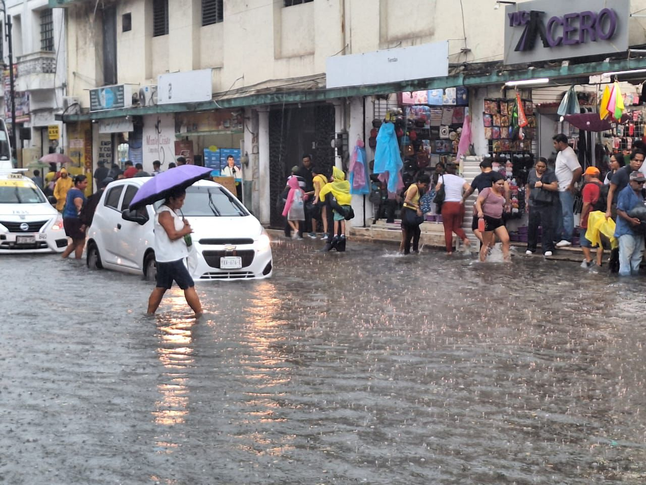 Meridanos tuvieron que pasar entre las calles inundadas Meridanos tuvieron que pasar entre las calles inundadas