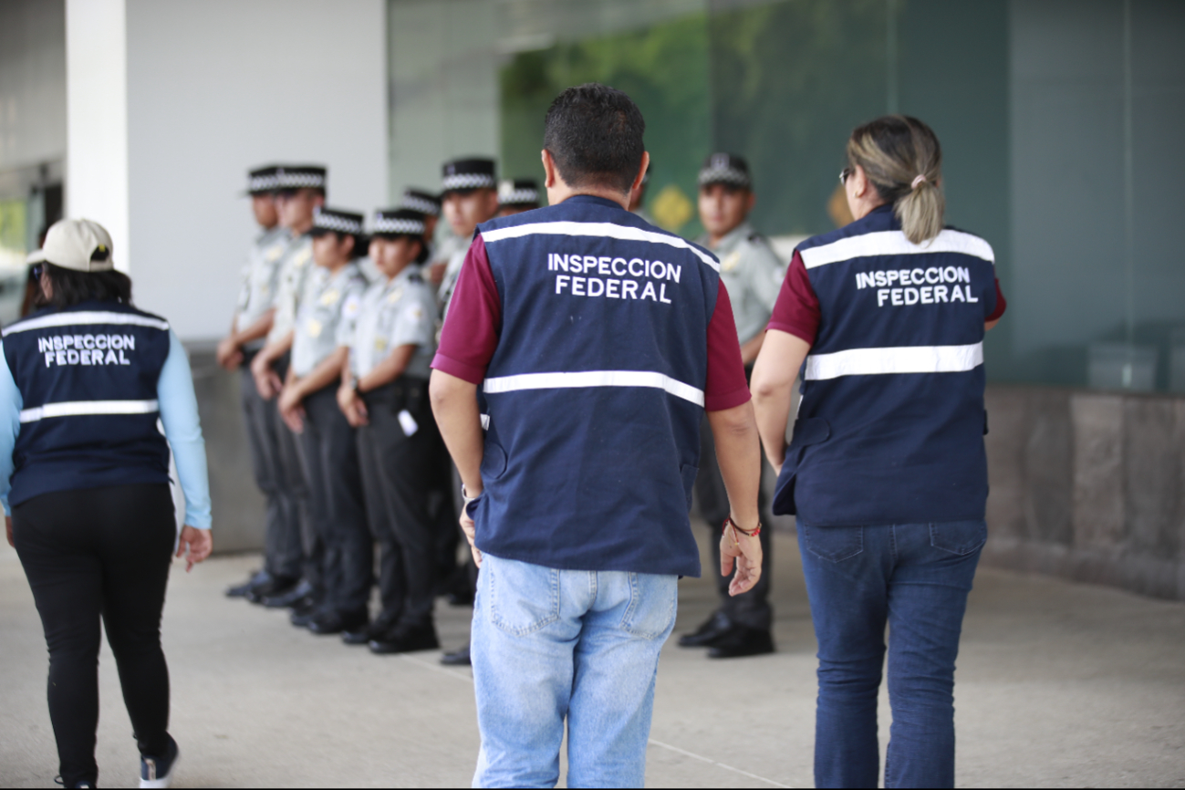 También estuvieron cinco elementos de la Inspección de Guardia de Carreteras. También estuvieron cinco elementos de la Inspección de Guardia de Carreteras.