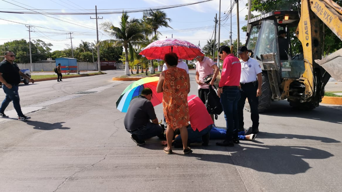 Una mujer y su hijo derraparon en su motoneta en la colonia Playa Norte debido a un perro que se atravesó en la calle. Una mujer y su hijo derraparon en su motoneta en la colonia Playa Norte debido a un perro que se atravesó en la calle.