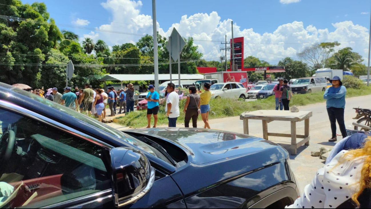 El bloqueo comenzó cerca del mediodía en la carretera Chetumal-Bacalar El bloqueo comenzó cerca del mediodía en la carretera Chetumal-Bacalar