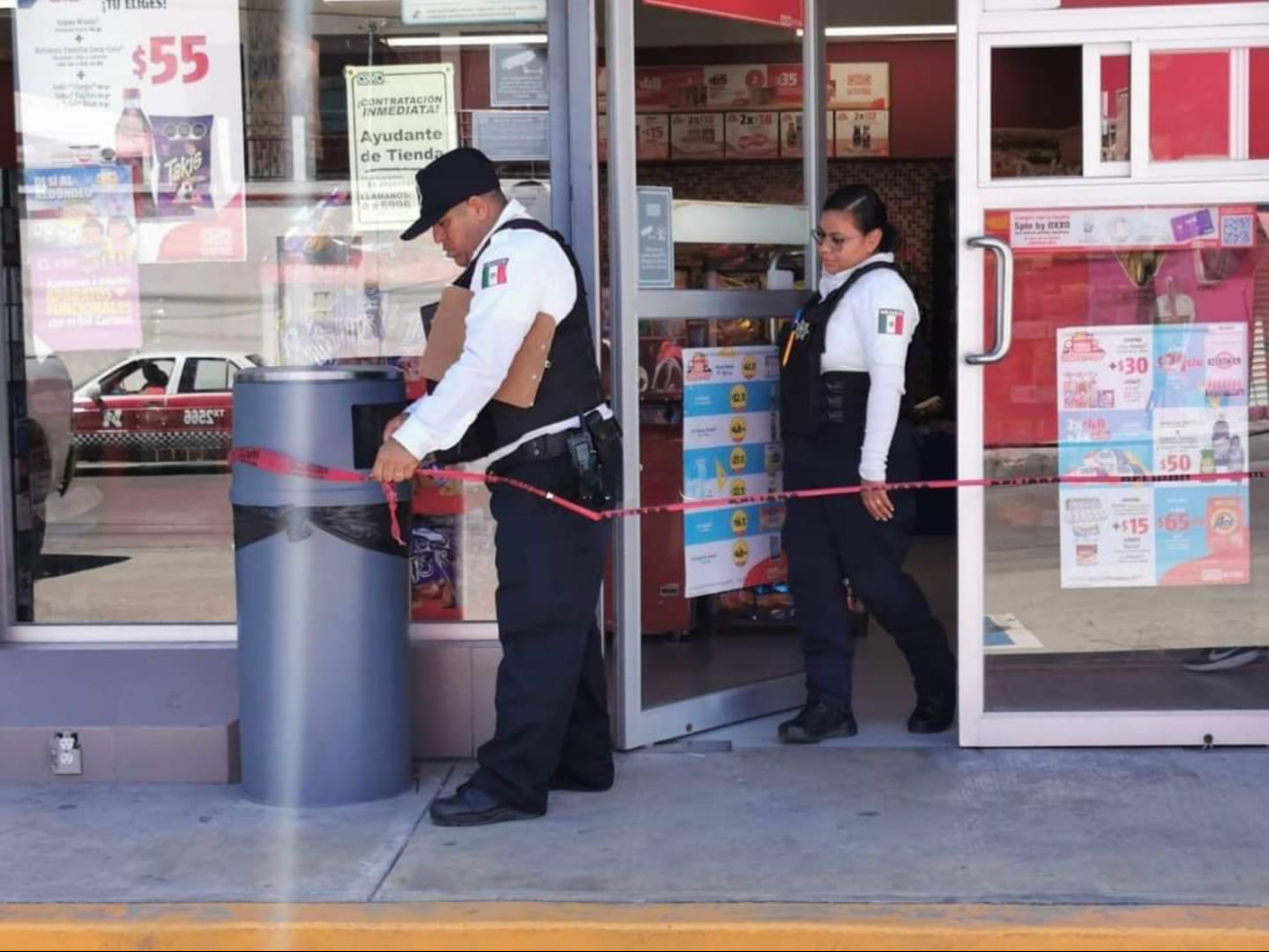 El hombre escapó sin ser detenido por el asalto al Oxxo El hombre escapó sin ser detenido por el asalto al Oxxo