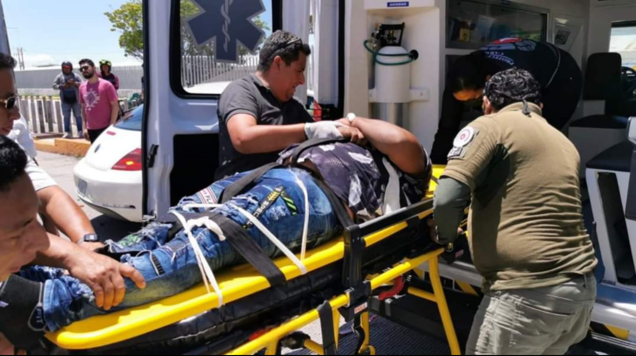 El motociclista fue llevado al hospital en Ciudad del Carmen El motociclista fue llevado al hospital en Ciudad del Carmen