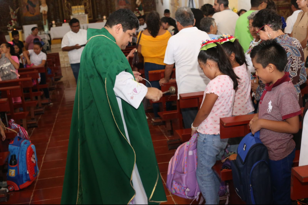 El sacerdote deseó un bien inicio de ciclo escolar El sacerdote deseó un bien inicio de ciclo escolar