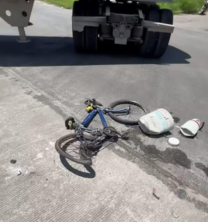 El trailero no se percató que derribó al hombre en bicicleta El trailero no se percató que derribó al hombre en bicicleta