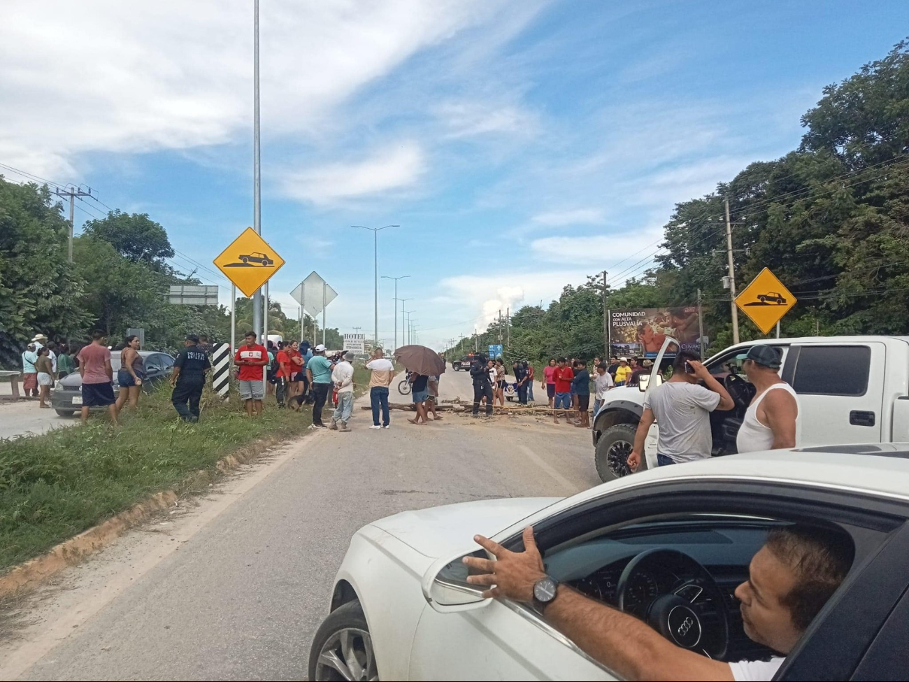 La cadena humana impidió el avance de automovilistas La cadena humana impidió el avance de automovilistas