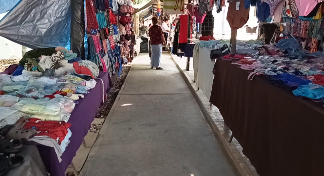 Al otorgar las licencias a comerciantes, no se corroboró si cumplían los requisitos necesarios Al otorgar las licencias a comerciantes, no se corroboró si cumplían los requisitos necesarios