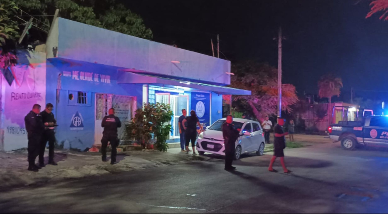 Asaltan a taxista de Cancún y lo abandonan con un cuchillo clavado en el cuello