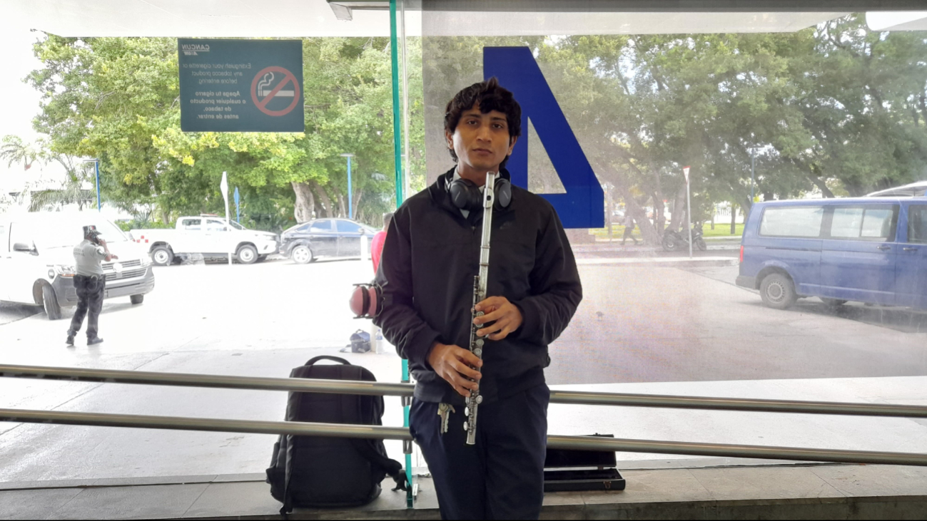 Cada día, cientos de viajeros disfrutan algunas melodías mientras hacen su check in Cada día, cientos de viajeros disfrutan algunas melodías mientras hacen su check in