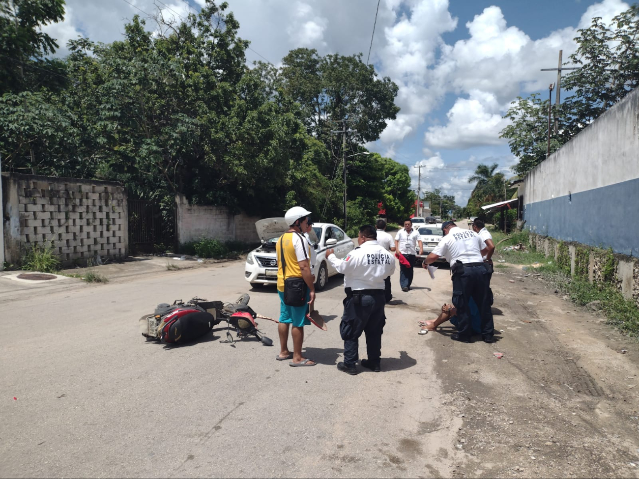 Debido a la poca precaución mientras manejaba, fue golpeado por el taxista Debido a la poca precaución mientras manejaba, fue golpeado por el taxista