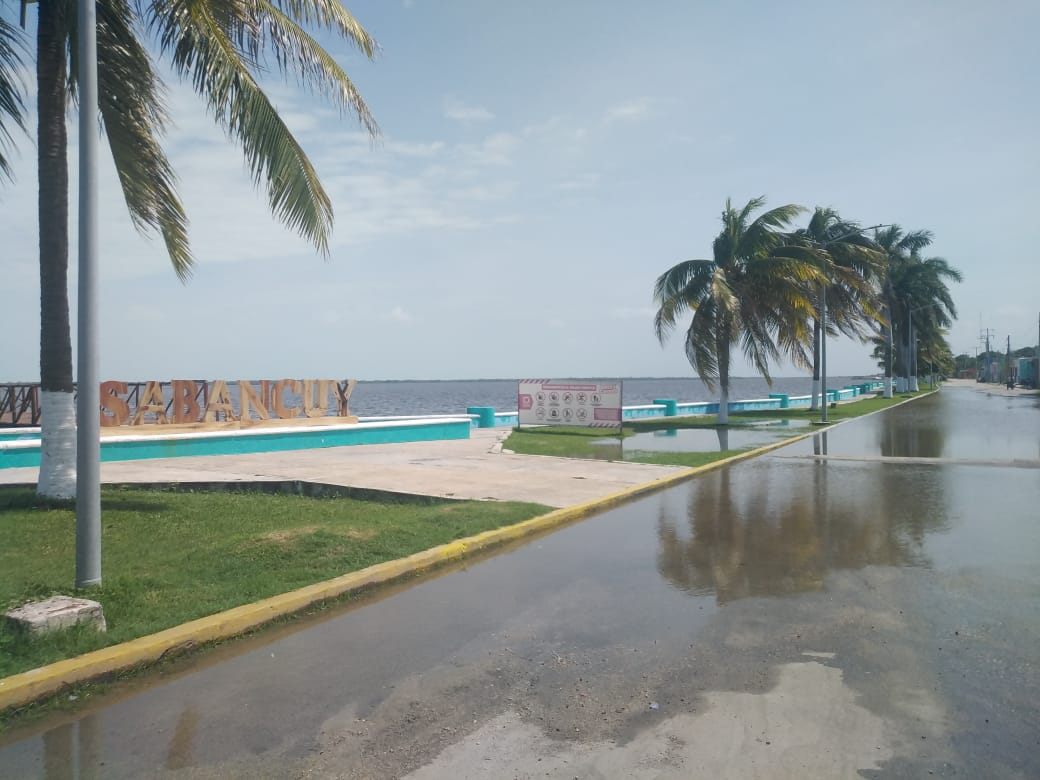 El agua llegó hasta la calle Marina, causando asombro entre los pobladores El agua llegó hasta la calle Marina, causando asombro entre los pobladores